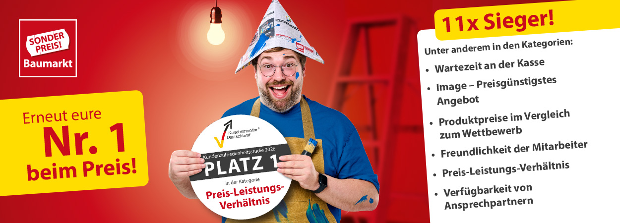 Mann trägt einen aus einer Sonderpreis Baumarkt Zeitung gefalteten Hut, hat mit Farbe beschmiertes Gesicht und hält ein Siegel des Kundenmonitor 2026 in der Hand