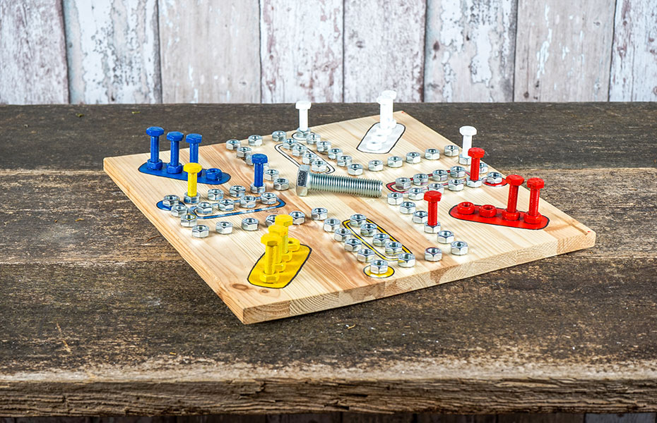 Brettspiel mit Muttern