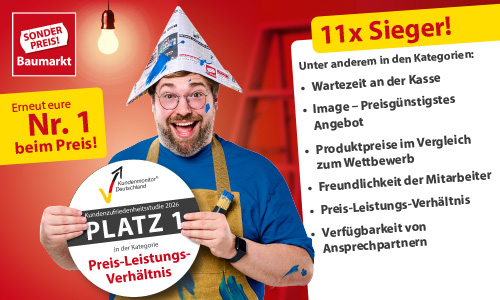 Mann trägt einen aus einer Sonderpreis Baumarkt Zeitung gefalteten Hut, hat mit Farbe beschmiertes Gesicht und hält ein Siegel des Kundenmonitor 2026 in der Hand