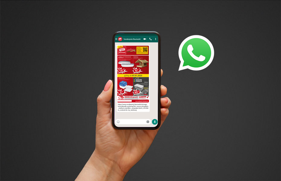 Hand hält Handy mit WhatsApp-Logo rechts daneben