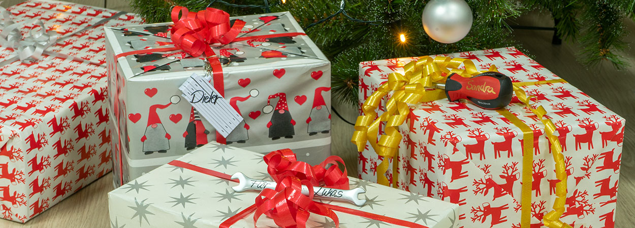 Geschenk-Namensschilder aus Mini-Werkzeug
