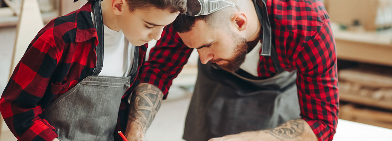 Zwei Handwerker am Zeichnen