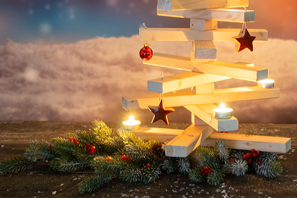 
            Kleine Stapeltanne aus Holz