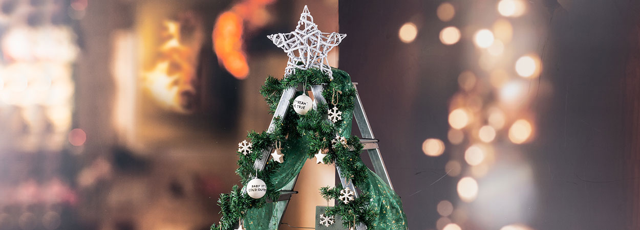 Leiter als Weihnachtsbaum  