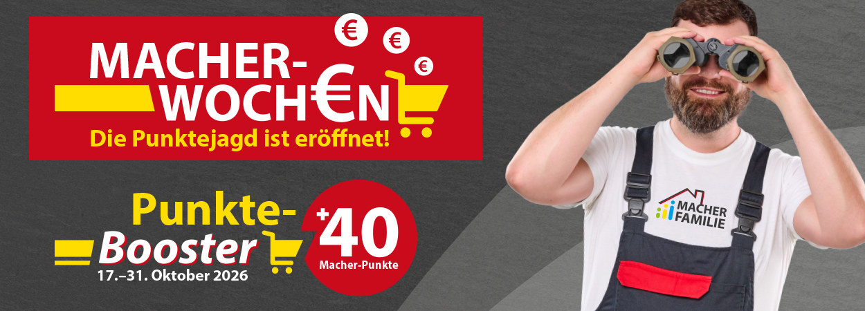 Ein Mann in Latzhose und Macherfamilie-T-Shirt hält ein Fernglas an die Augen.