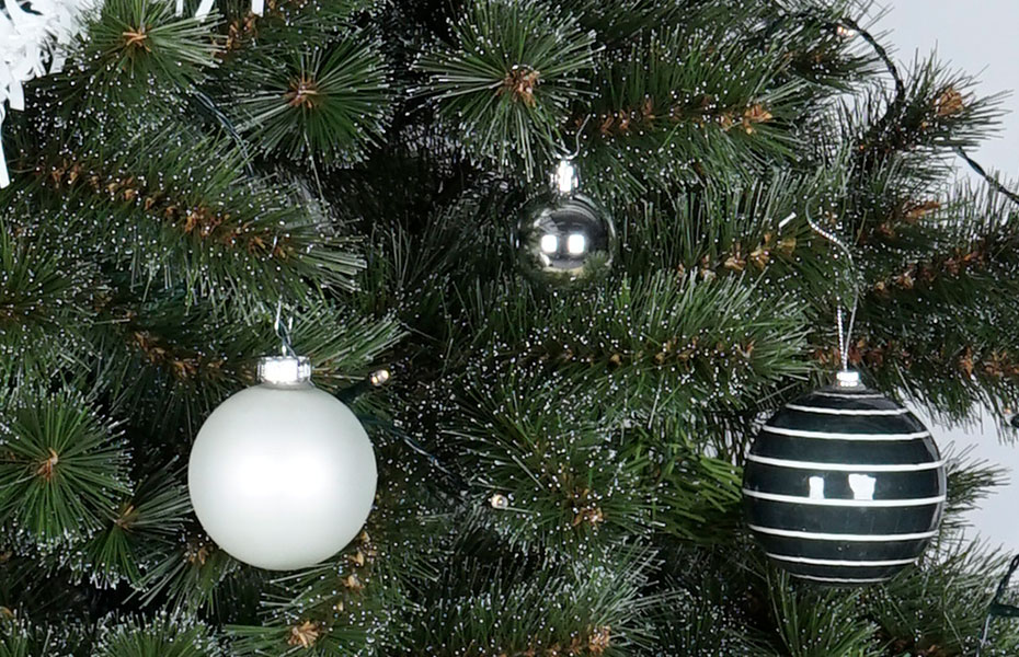 Weihnachtsbaum schmücken mit schwarzer Dekoration