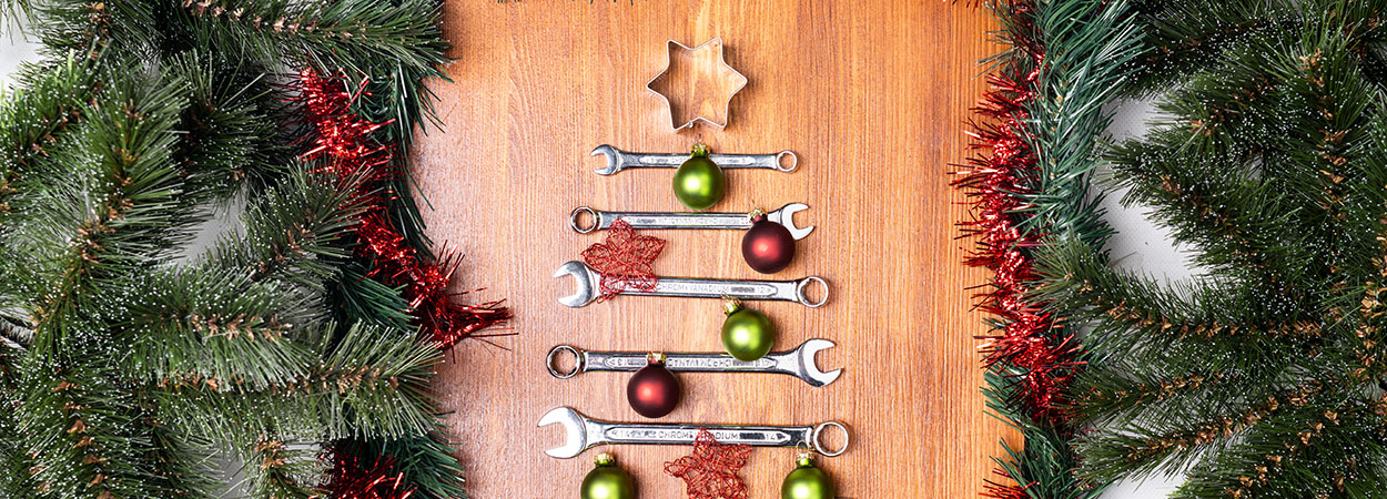 Weihnachtsbaum aus Schraubenschlüsseln