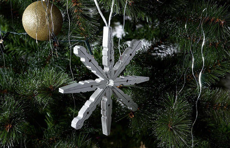 Weihnachtsbaum schmücken mit Sternen