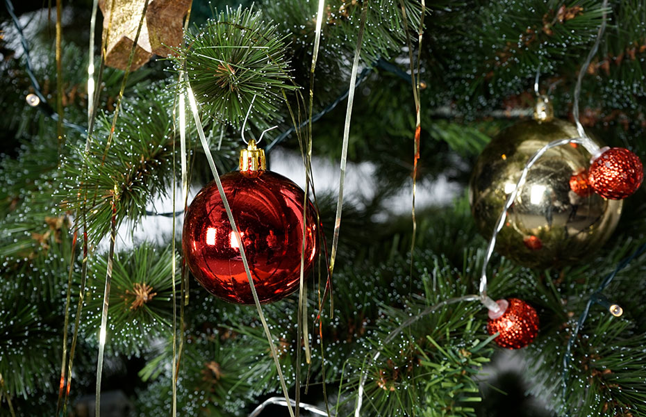 Weihnachtsbaum schmücken mit roter Dekoration