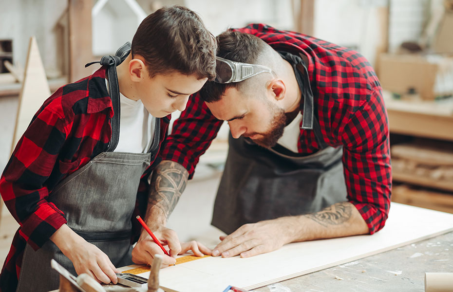 Zwei Handwerker am Zeichnen