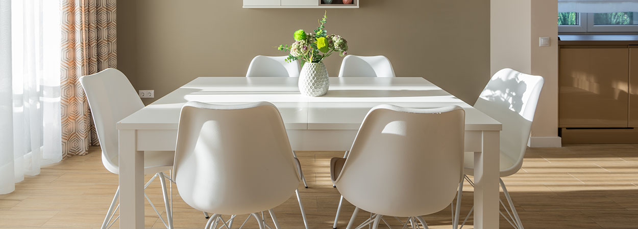  Stühle und Hocker 